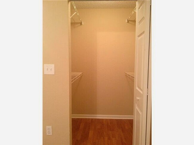 Building Photo - 2831 N Oakland Forest Dr