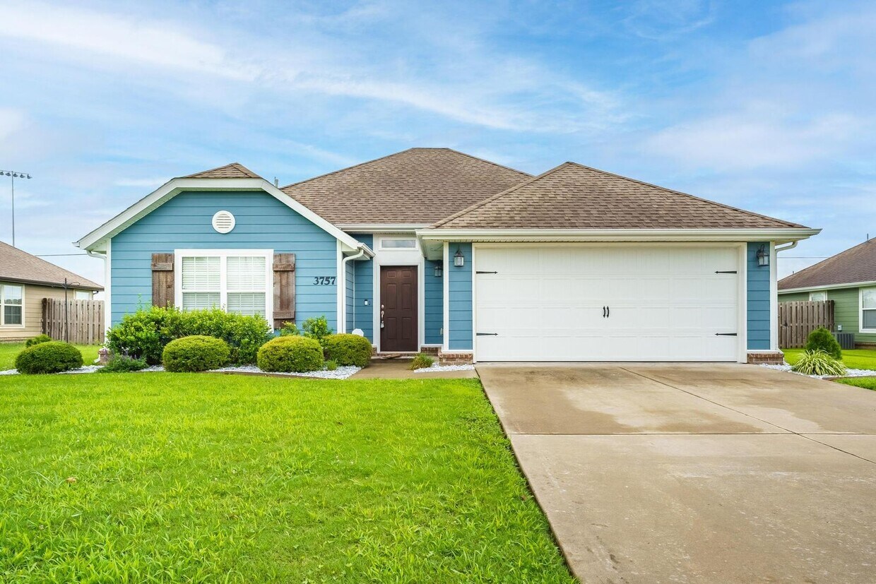 Primary Photo - Modern 3-Bed Home in Prime Springdale Loca...