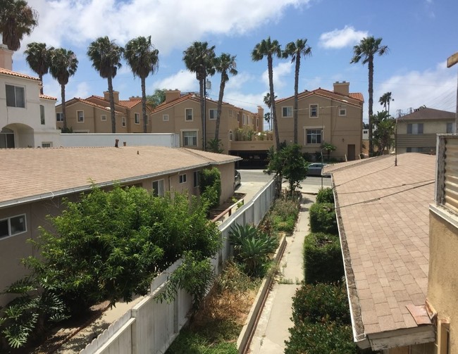 Building Photo - 1627 E Palm Ave