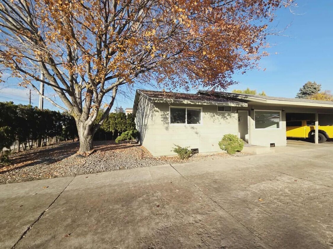 Foto principal - 1037/1039 Eastmont Ave. Duplex