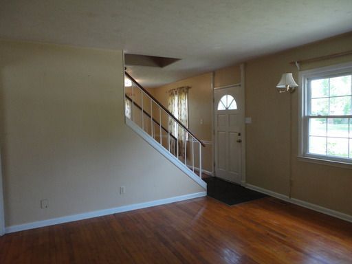 Building Photo - 5 Bedroom 3 Bath Centrally Located