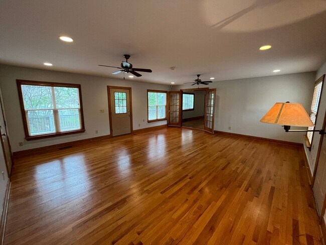 Foto del edificio - **RIVERFRONT 4-BEDROOM/2-BATH WITH 4-CAR GARAGE, FULL BASEMENT!!**