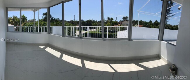 Building Photo - 9257 Bay Dr