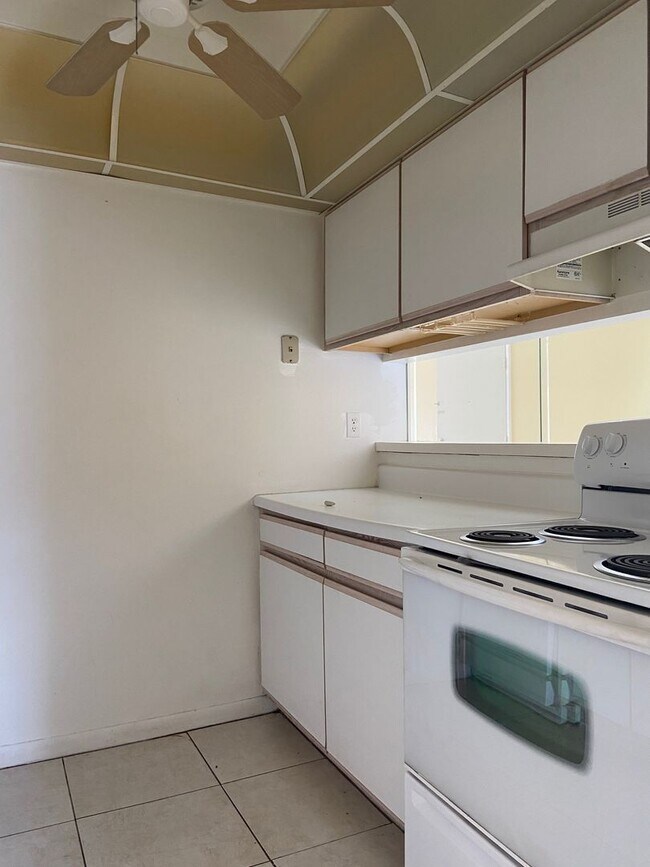 Building Photo - Two bedroom & Two bathroom Condo with balcony and laundry facilities