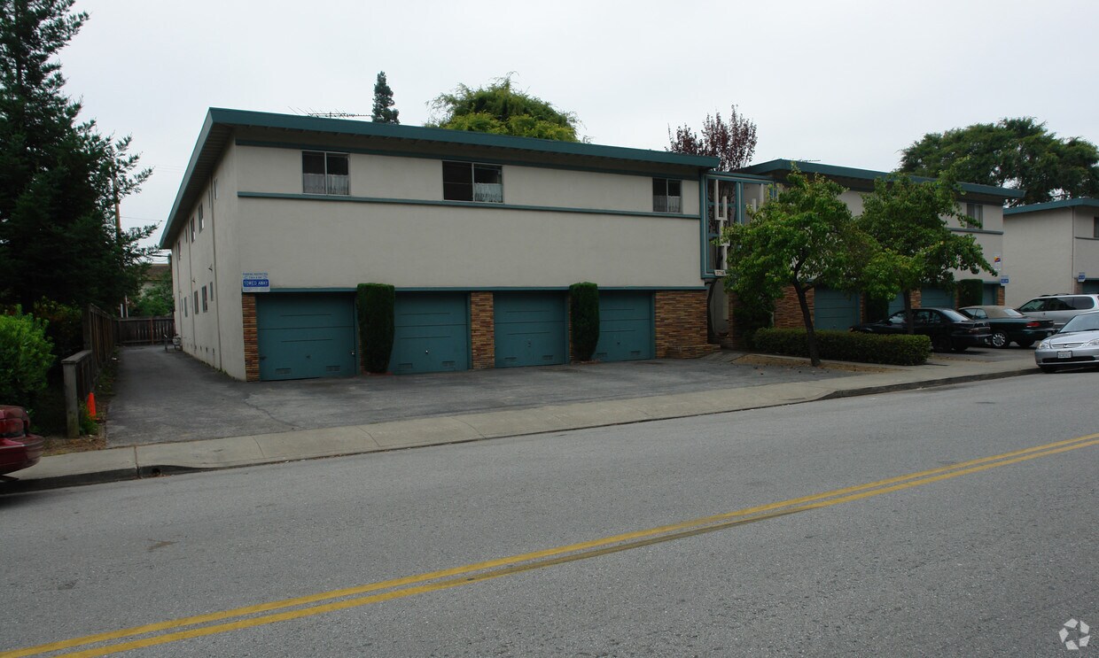 Building Photo - Poinciana Garden Apartments