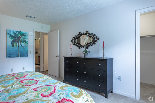 1HAB, 1BA - 790SF - BL-4 - Lake Carlton Arms