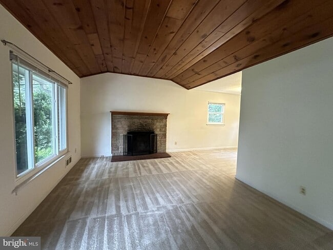 Building Photo - 2237 Highland Ave