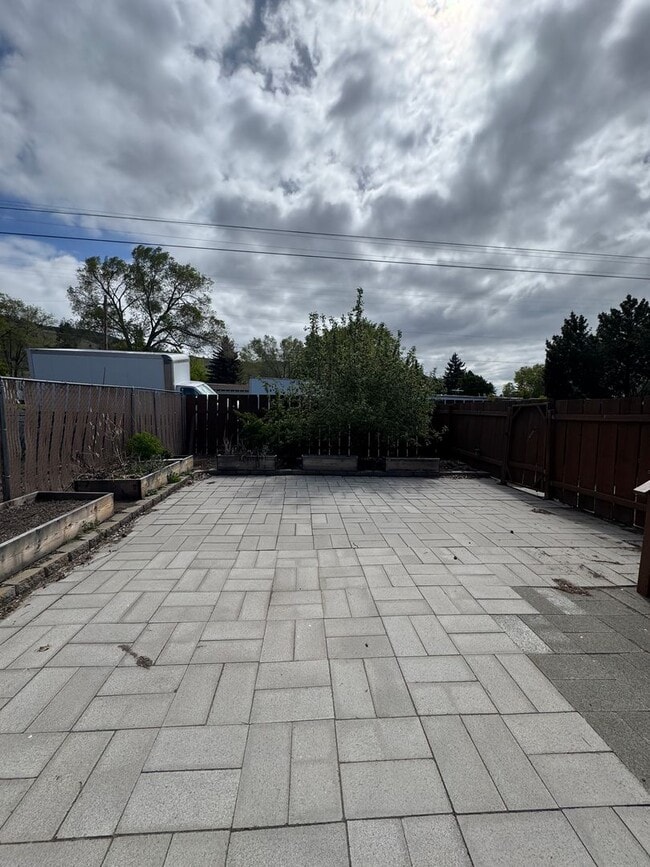 Building Photo - 3 bed 2 bath w/ AC - Water/Sewer included ...