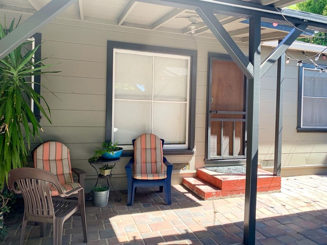 Charming Duplex Style 1 Bedroom 1 Bathroom Menlo Park Bungalow! - Charming Duplex Style 1 Bedroom 1 Bathroom Menlo Park Bungalow!