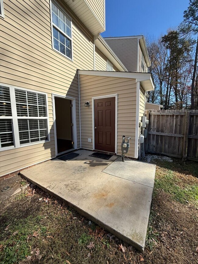 Foto del edificio - 3-bedroom 3.5 bath townhouse $500 off first month's rent