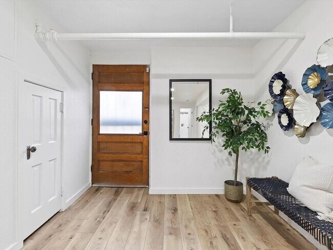 Building Photo - Charming 2BR Condo in Denver