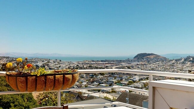 Building Photo - Gorgeous Three Bed & Three Bed Bernal Heig...