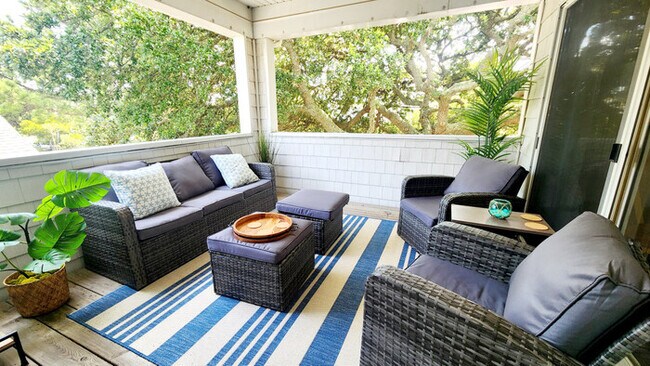 Building Photo - Coral Cottage- Steps from beach access, ou...