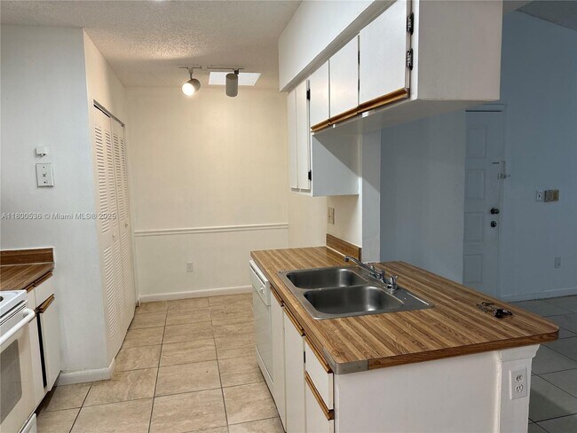 Foto del edificio - 18308 NW 68th Ave