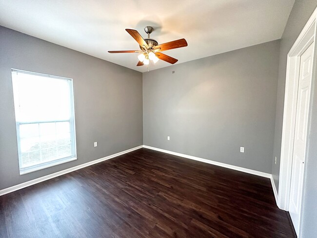 Foto del edificio - A must see in Westport Cove! New Flooring!...