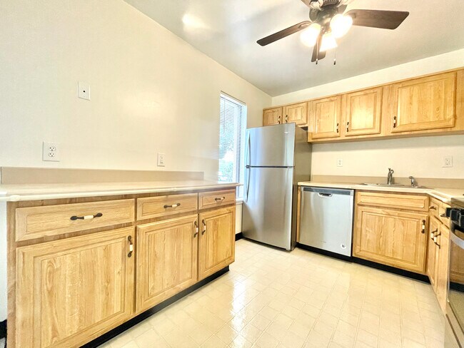 Building Photo - 5860 Thunder Hill Rd