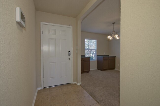 Foto del edificio - Spacious 4 Bedrooms and 3 Bathrooms Home