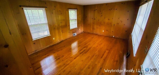 Building Photo - Spacious 3 Bedroom 1.5 Bathroom House in F...