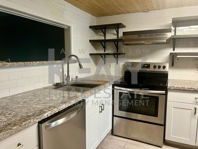 Building Photo - 2 Bedroom, 1.5 Bathroom Townhouse is Avail...