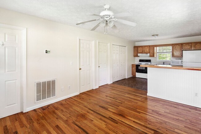 Building Photo - 206 Gatchell St