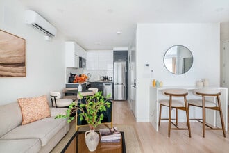 Building Photo - 347 E 78th St