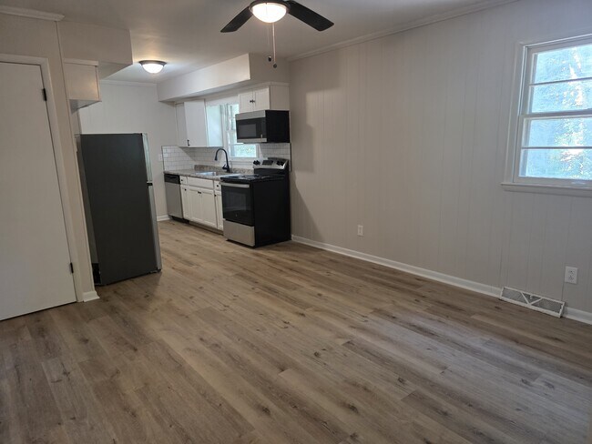 Foto del edificio - 2804 Brett Rd NW