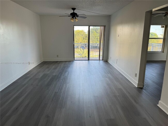 Building Photo - 405 S Pine Island Rd