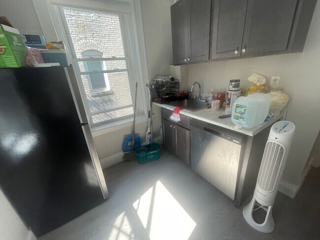 Foto del edificio - No fee Split 2 bed Stainless Kitchen CORNER unit , Su[er Bright Windows everywhere   HT Inc Stude...