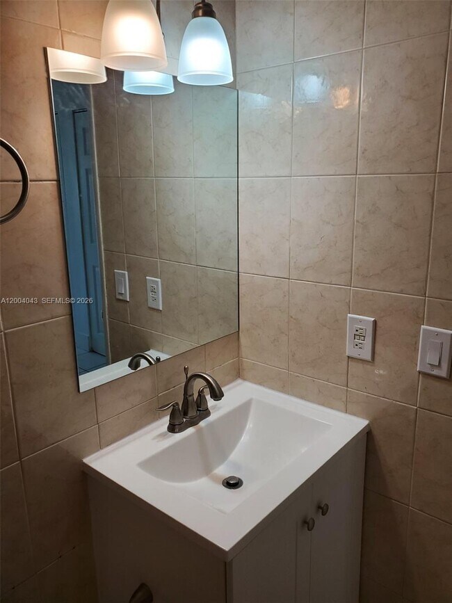 Foto del edificio - 251 NW 177th St