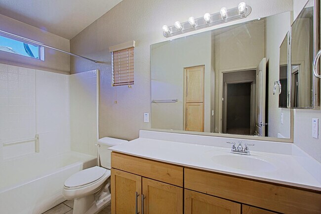 Foto del edificio - 2402 E 5th St