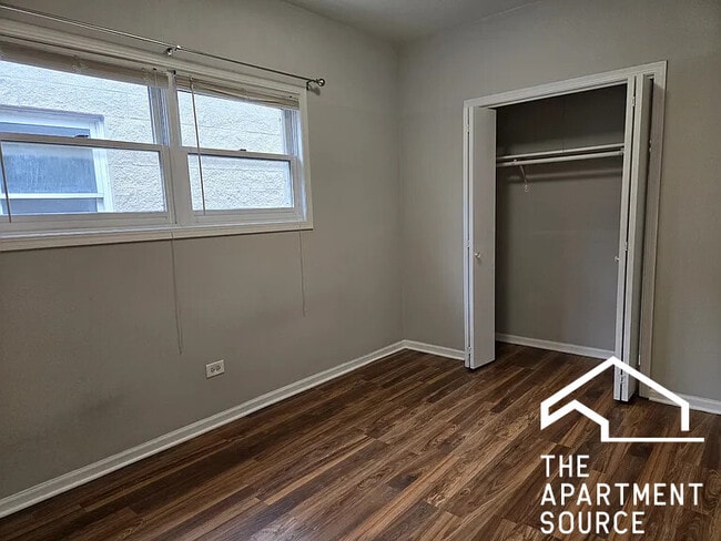 Building Photo - 842 N Wood St