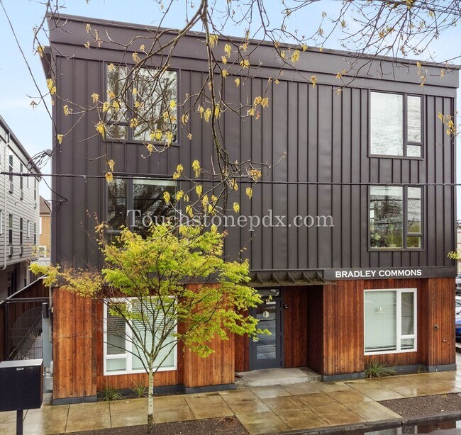 Foto del edificio - Contemporary 2 Bedroom, 1.5 Bathroom Apartment