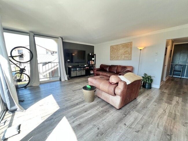 Building Photo - 2 Bed, 2 Bath Condo Near Retro Row!