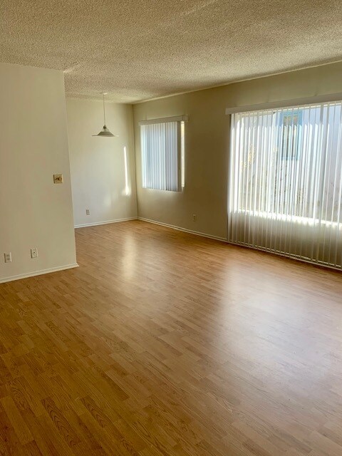 Primary Photo - 526 Pier Ave