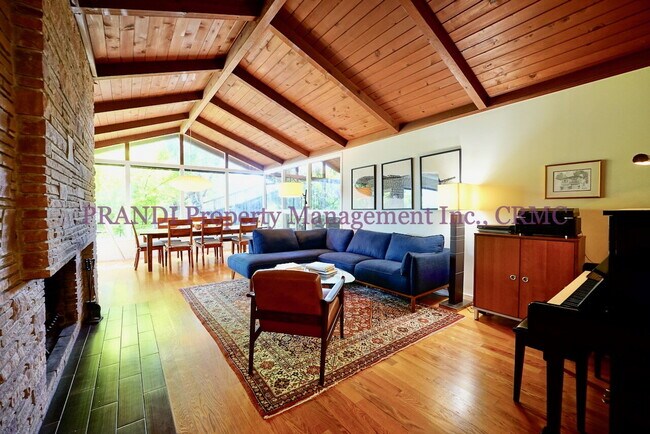 Building Photo - Spacious Greenbrae View Home with Privacy ...