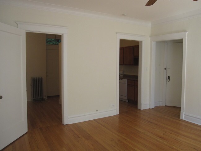 Building Photo - 4630 N Lincoln Ave