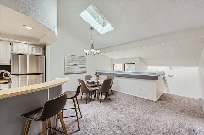 Foto del edificio - Totem Lake Spacious 2 Bedroom Vaulted Ceil...