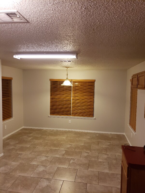 Building Photo - 712 Oriole Dr