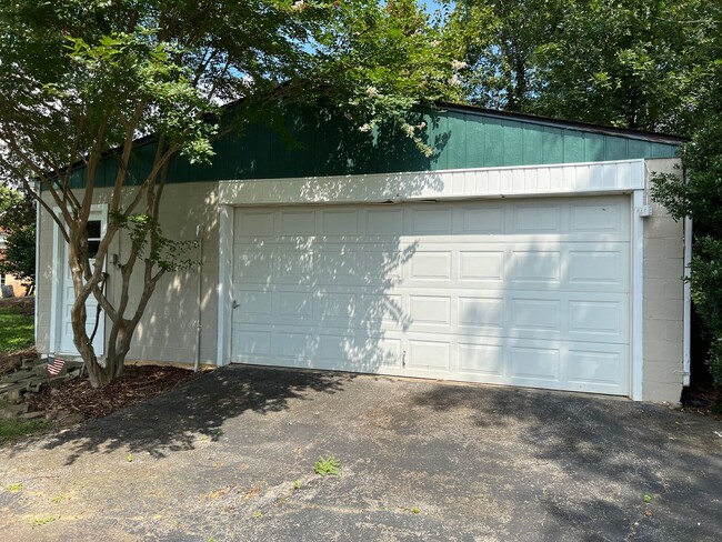 Building Photo - Three Bedroom, 1 bath, nice neighborhood i...