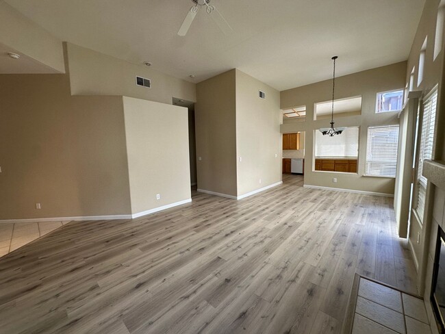 Building Photo - New  3 Bedroom listing, great location, co...