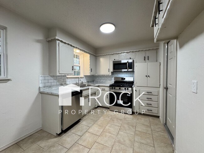 Foto del edificio - Beautifully Remodeled 3 Bed/1.5 Bath Home in Moore with 1-Car Garage