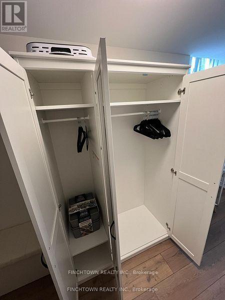 Building Photo - 10 Green Manor Cres