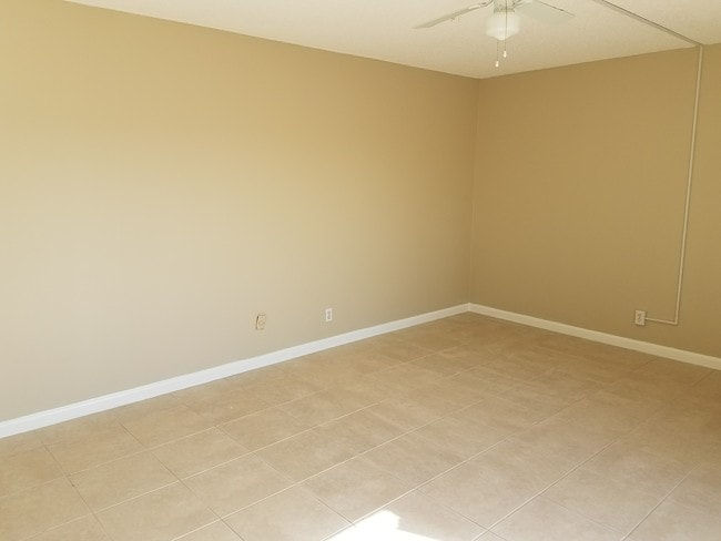 Building Photo - 613 Springdale Cir