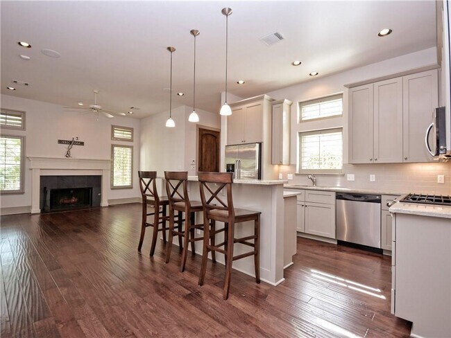Building Photo - 306 W 34th St