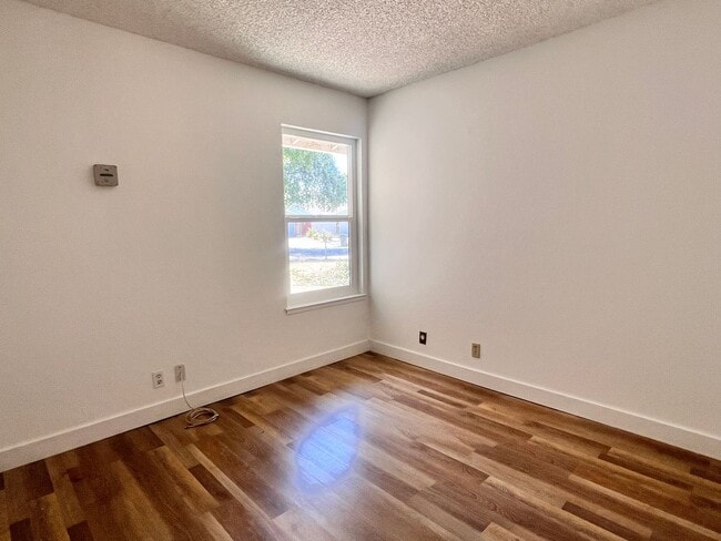 Foto del edificio - Spacious 3 Bedroom, 1.5 Bath Home with Gar...