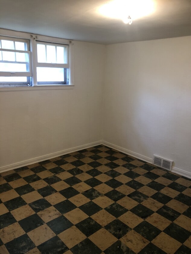 Building Photo - 6 Plex