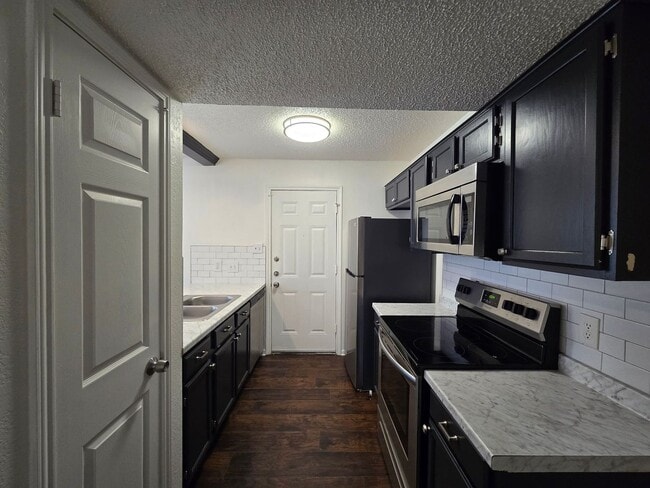 Building Photo - RENT REDUCTION - AVAILABLE NOW!