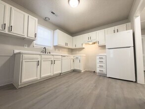 Building Photo - 836 White Oak Dr