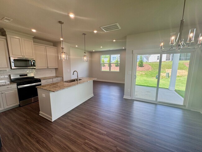 Foto del edificio - Beautiful 4BR/3BA Townhouse in Griffith Lakes