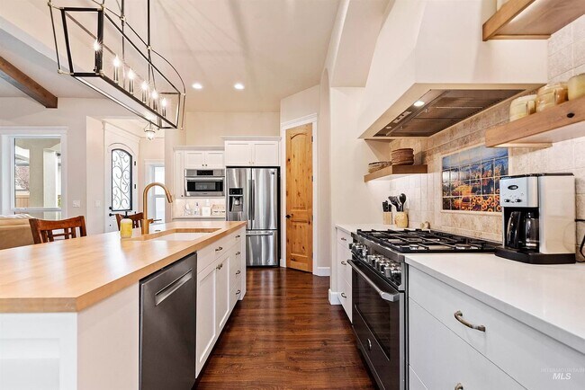 Kitchen w/appliance - 291 E San Pedro St